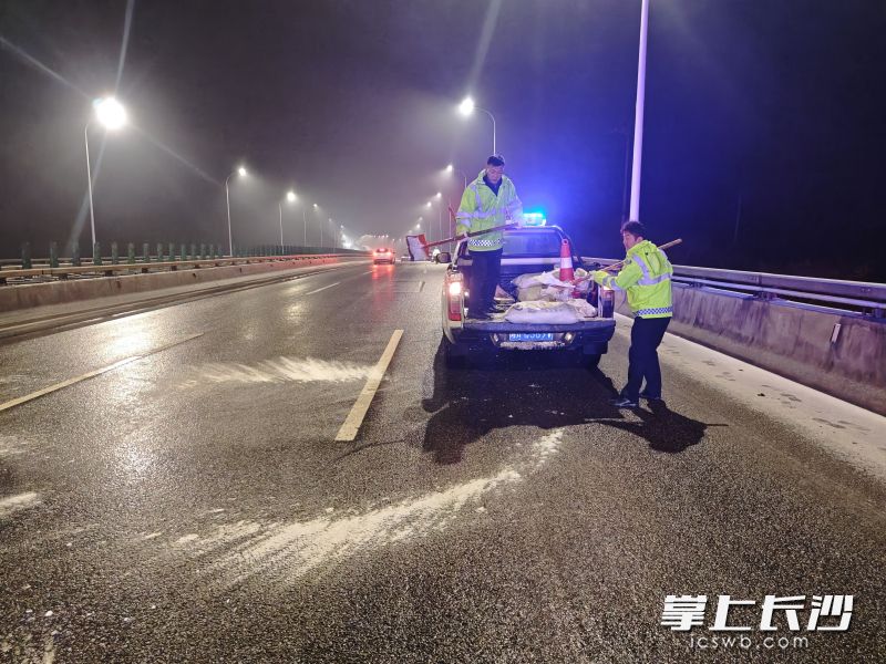 镇综合行政执法大队交通组队员对交通主干道进行撒盐处理。 均为长沙晚报通讯员刘迪曦供图