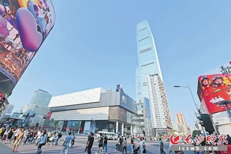 IFS国金中心2018年5月正式开业，452米的高度刷新了长沙高楼纪录。王志伟 摄