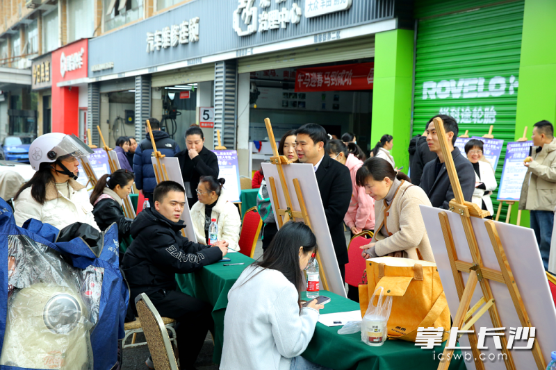 残疾人招聘会同步举行。