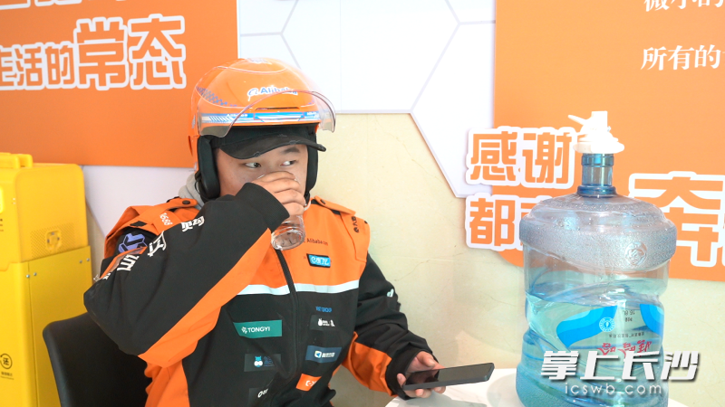 骑手在保利国际广场的骑手友好空间休息喝水。长沙晚报全媒体记者尹昊天摄