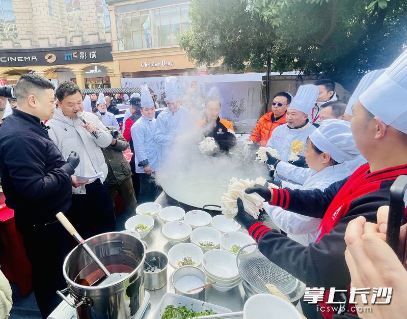 一声号令，几口直径一米多的大锅同时开煮“头汤粉”。 均为长沙晚报全媒体记者李卓摄