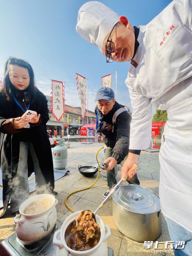 人气米粉店老板亲自守着炉子煨码子。