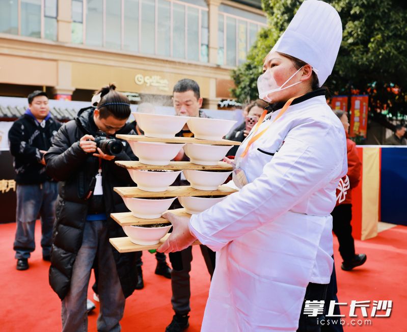 滚烫的米粉堆叠起垛，老师傅轻松拿捏。