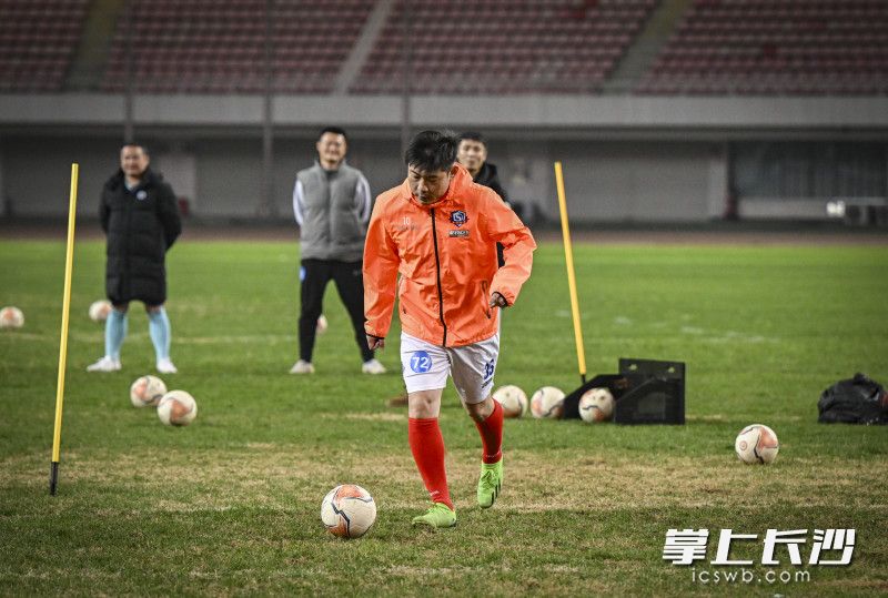 参加选拔的球员正在进行射门测试。 均为长沙晚报全媒体记者余劭劼摄