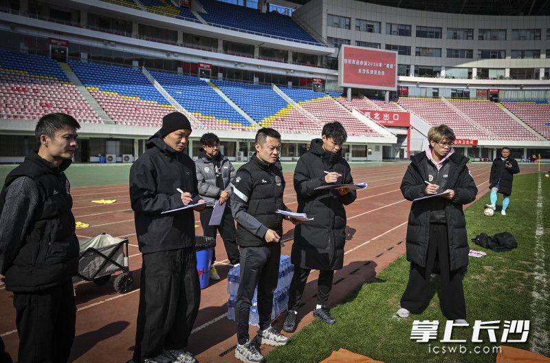 杨柯、谭想等“湘超”长沙队球员参与选拔测试评分。