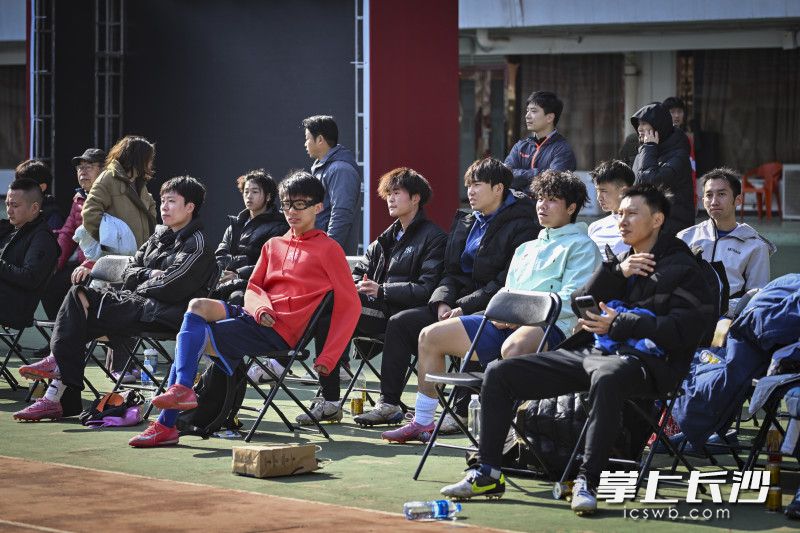 候场的报名球员。