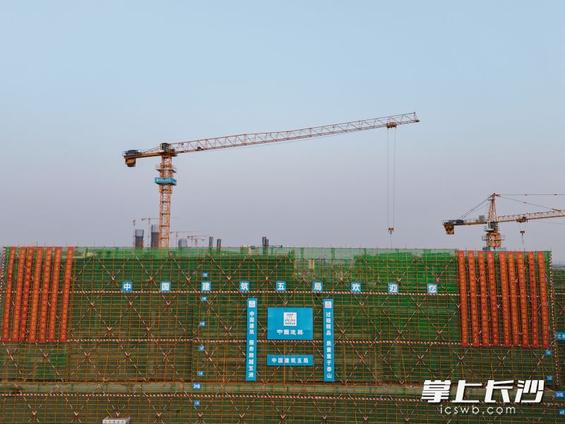 湘郡培粹实验中学隆平校区实现主体结构全面封顶。 长沙晚报全媒体记者 王志伟 通讯员 张晓 摄 湘郡培粹实验中学隆平校区实现主体结构全面封顶。 长沙晚报全媒体记者 王志伟 通讯员 张晓 摄