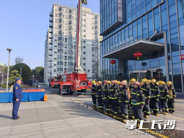 演练模拟了联动响应、侦察营救、控火掩护、供水保障等科目。 均为长沙晚报通讯员 王磊供图