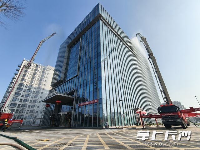 高层建筑灭火救援联合演练。