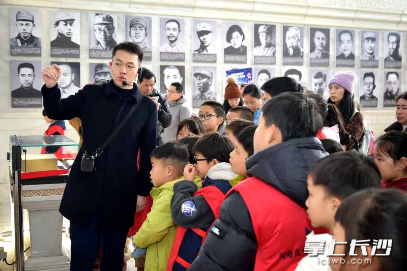 亲子家庭在湖南烈士纪念塔接受教育。