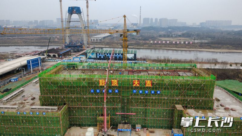 项目建设过程中,施工团队始终将安全生产刻在心上、落在行动上,为项目筑牢坚实基础。 项目建设过程中,施工团队始终将安全生产刻在心上、落在行动上,为项目筑牢坚实基础。