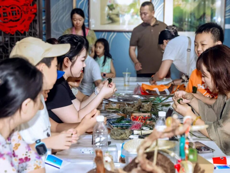 非遗亲子微课堂,设置六天不同主题课程,让亲子家庭化身“文化探秘者”与“创意设计师”。 非遗亲子微课堂,设置六天不同主题课程,让亲子家庭化身“文化探秘者”与“创意设计师”。