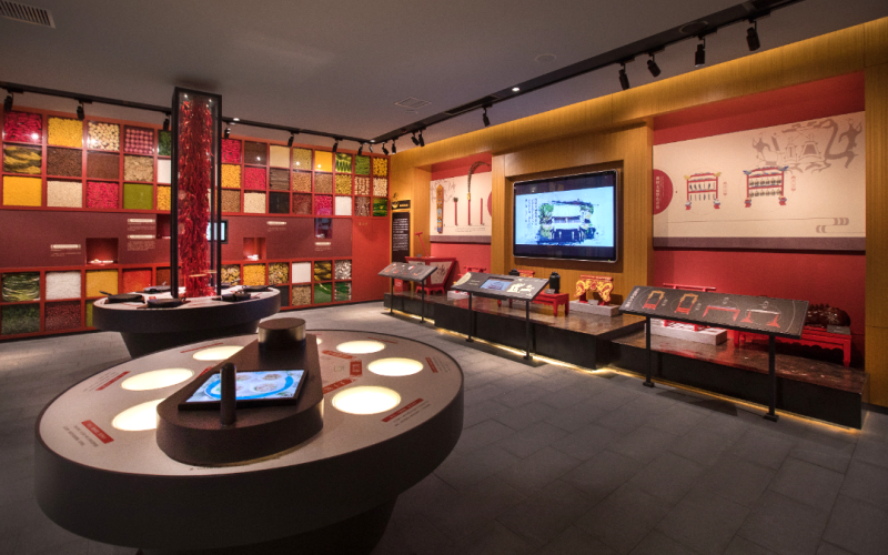 非遗馆内珍藏千余件非遗珍品,还融入幻影成像、多媒体互动等现代科技,搭配非遗知识竞答、趣味猜谜,让传统与科技碰撞,逛展更有互动感。 非遗馆内珍藏千余件非遗珍品,还融入幻影成像、多媒体互动等现代科技,搭配非遗知识竞答、趣味猜谜,让传统与科技碰撞,逛展更有互动感。