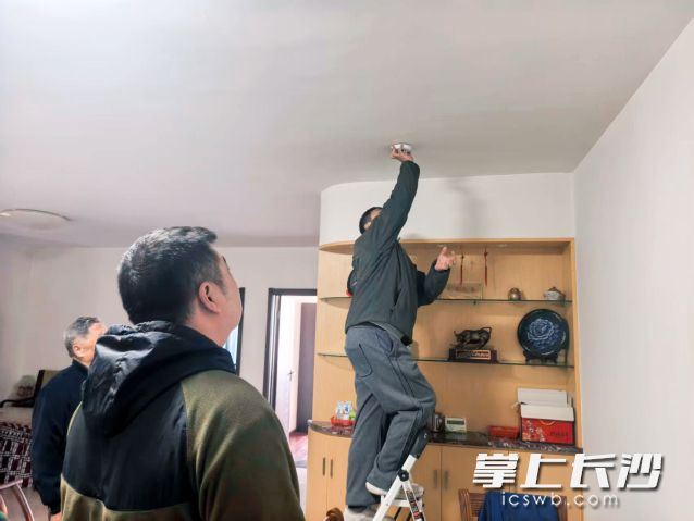 街道为重点人群安装智能烟感报警器,通过“人防+技防”模式实现24小时安全守护。长沙晚报全媒体记者 舒元臻摄 街道为重点人群安装智能烟感报警器,通过“人防+技防”模式实现24小时安全守护。长沙晚报全媒体记者 舒元臻摄