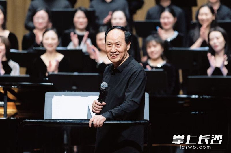 本场音乐会策划、导演李红兵为观众介绍曲目。均为通讯员供图