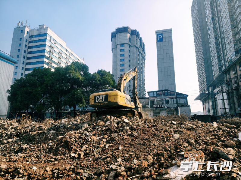 正在拆除的长沙市中医医院芙蓉院区旧门诊楼。长沙晚报通讯员 李伟秀 摄
