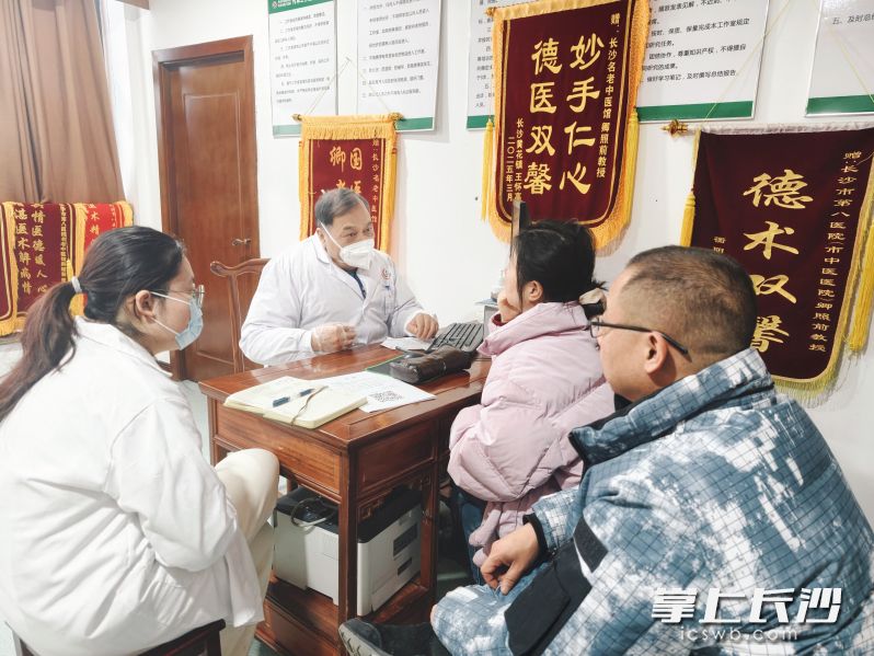 卿照前教授在名老中医馆看诊。