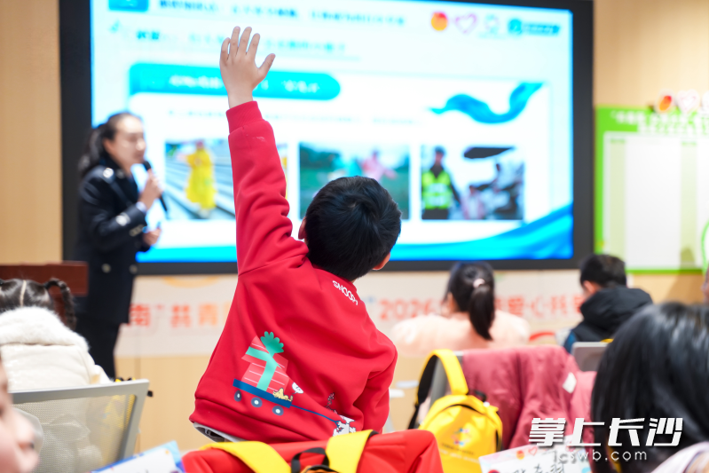 公益托管第一课邀请交警姐姐给孩子们讲授交通安全出行。