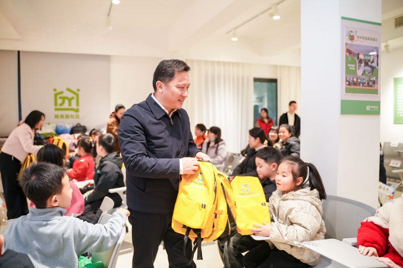 团省委负责人给托管班孩子们赠送“学习包”。 均为长沙晚报全媒体记者 李卓 摄