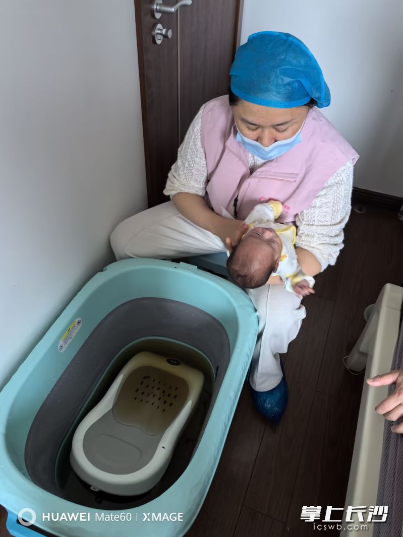 湖南省妇幼保健院新生儿一科护士李艳带着专业技能与温暖微笑，从病房走进一个个需要帮助的新生宝宝的家庭。受访者 供图