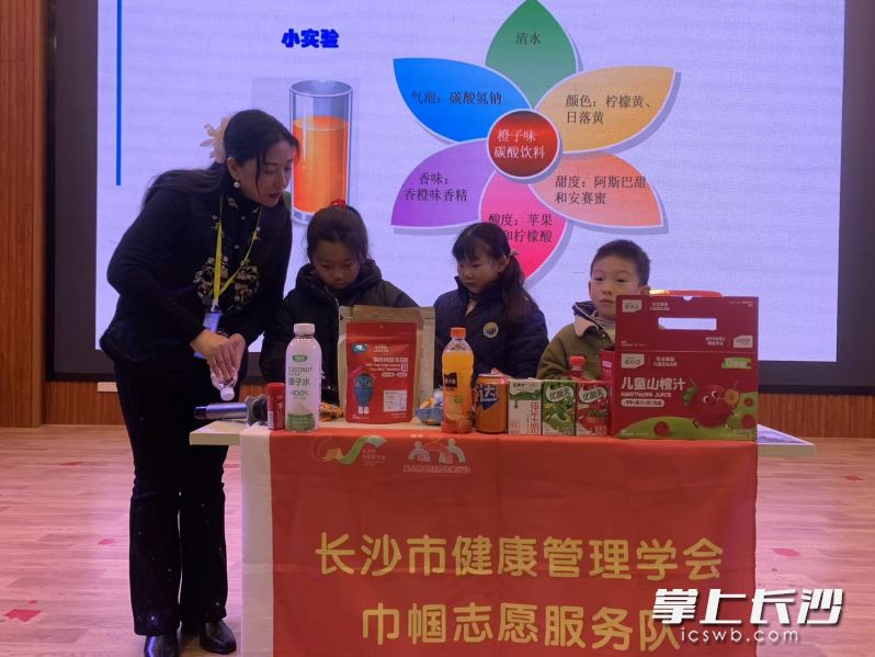 课堂上，孩子们积极参加趣味小实验。