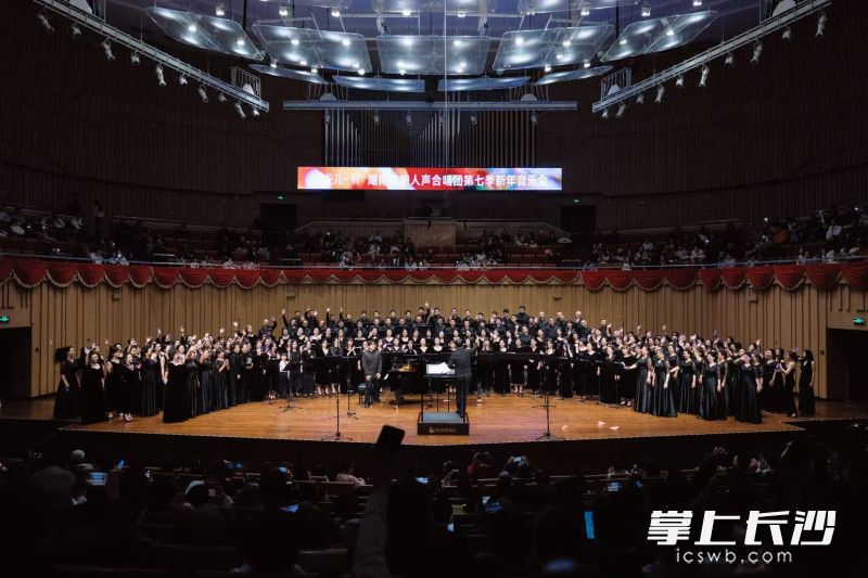 上百人大合唱。