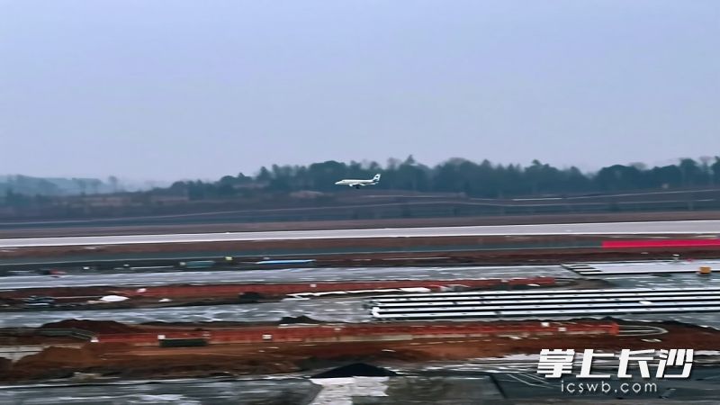 校验飞机在长沙机场新建第三跑道上空划过，开展通场飞行项目。