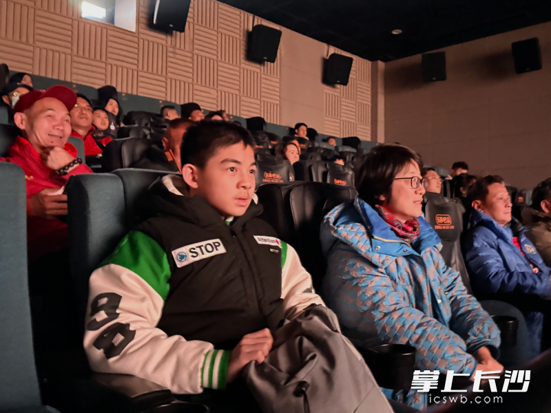 1月25日,众多湘超球迷来到潇湘国际影城东塘店观看电影《改邪归正》。长沙晚报全媒体记者 尹昊天 摄 1月25日,众多湘超球迷来到潇湘国际影城东塘店观看电影《改邪归正》。长沙晚报全媒体记者 尹昊天 摄