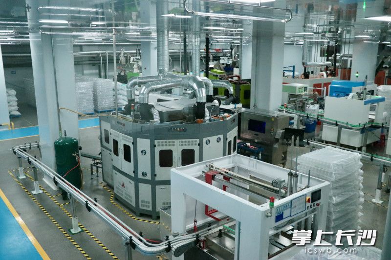 图为亿龙实业新厂房全自动生产线。星沙时报记者 赵佳慧 摄 图为亿龙实业新厂房全自动生产线。星沙时报记者 赵佳慧 摄