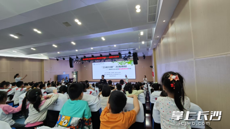 “减盐减油校园行”活动现场。均为通讯员供图 “减盐减油校园行”活动现场。均为通讯员供图