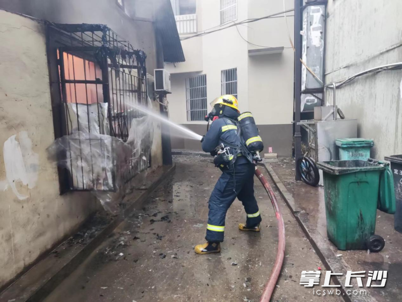 图为消防员正在灭火。长沙晚报通讯员 徐秋华 摄 图为消防员正在灭火。长沙晚报通讯员 徐秋华 摄