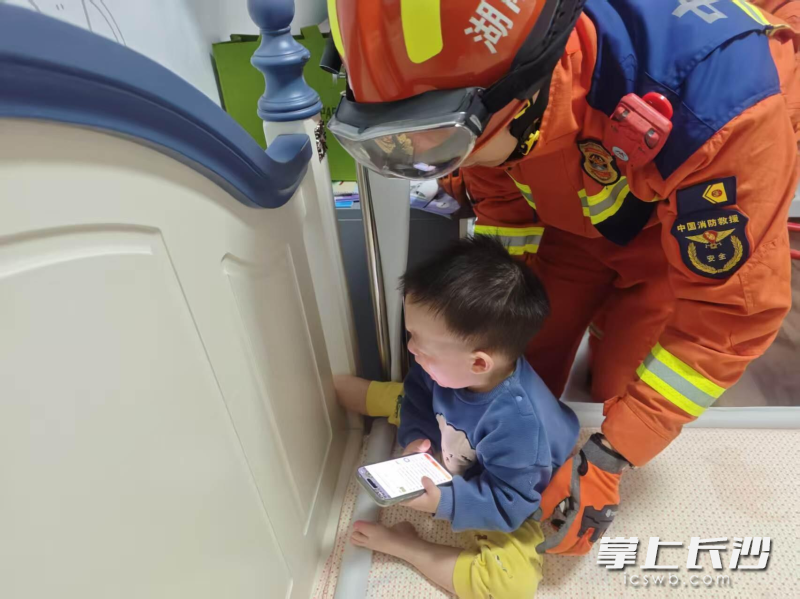 图为消防员正在暖心救援。 长沙晚报通讯员 周俊雄 摄 图为消防员正在暖心救援。 长沙晚报通讯员 周俊雄 摄