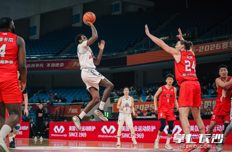 加洛韦抛投。 均为勇胜俱乐部供图