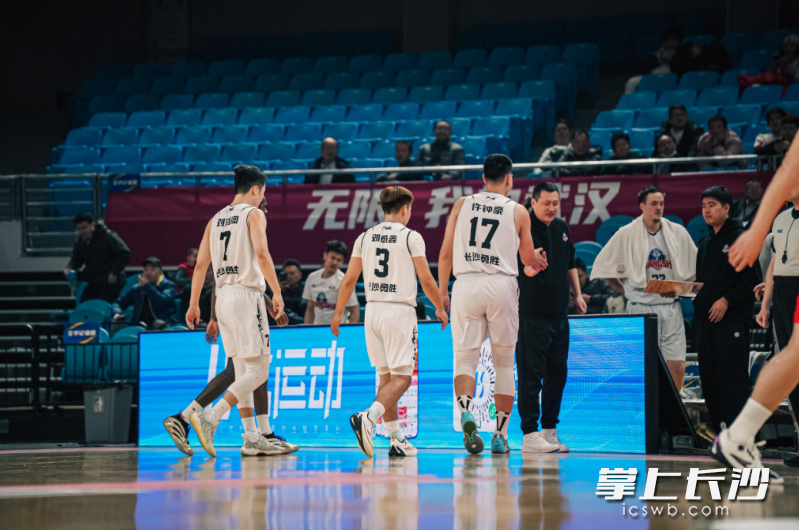 本场勇胜首发五人全部上双。