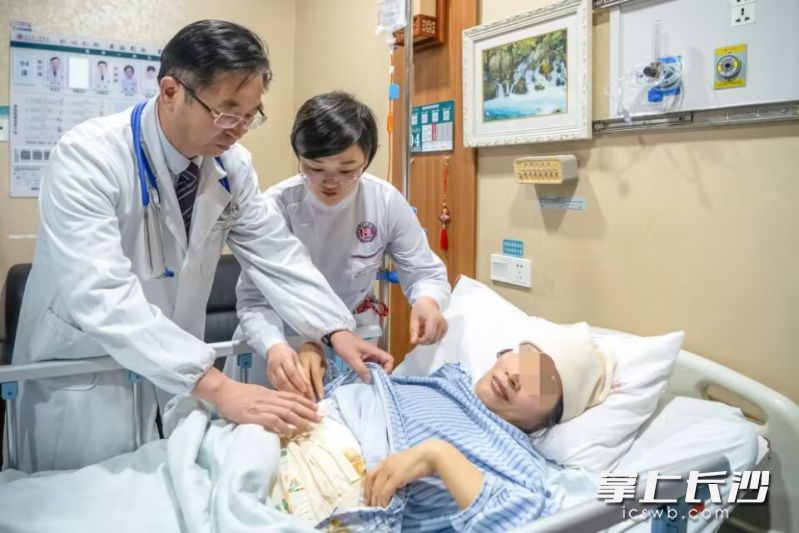 医护人员查看患者情况。均为长沙晚报通讯员 周蓉荣 刘祉希 供图