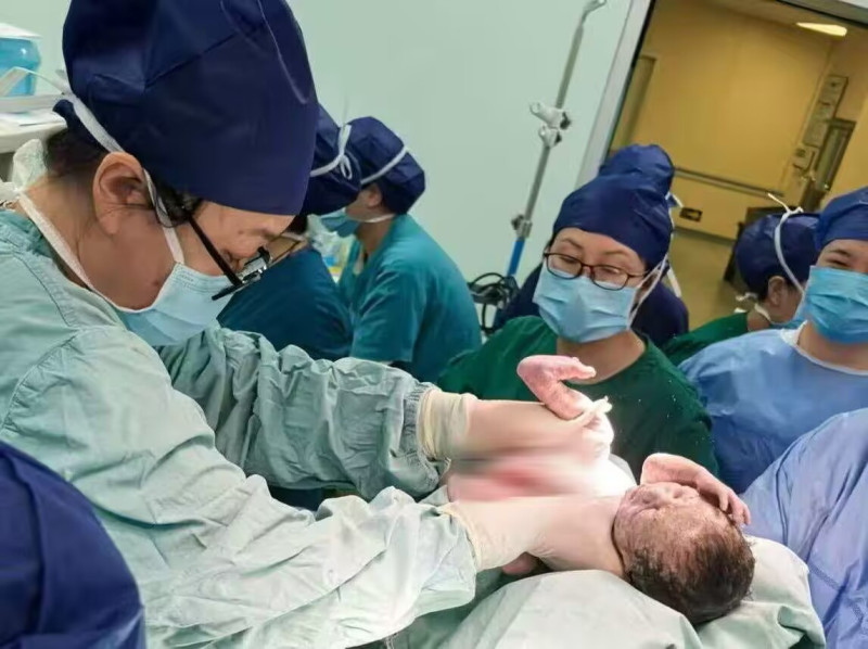 产科团队率先上阵，在严密监测患者生命体征的前提下，动作轻柔却迅速地娩出了早产宝宝。