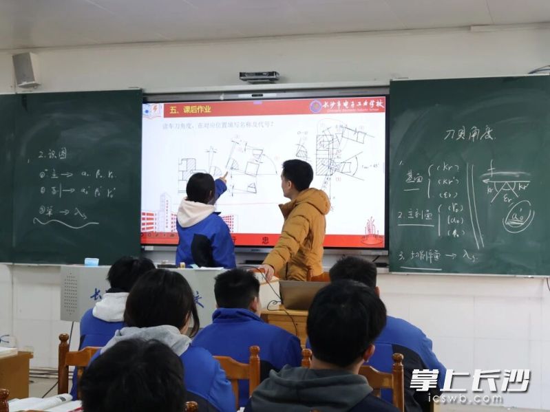 本次新进教师期末“大考”共设4个“考场”，涵盖机械加工、数学、办公软件、电工基础4个学科。长沙晚报通讯员 刘娅兰 摄