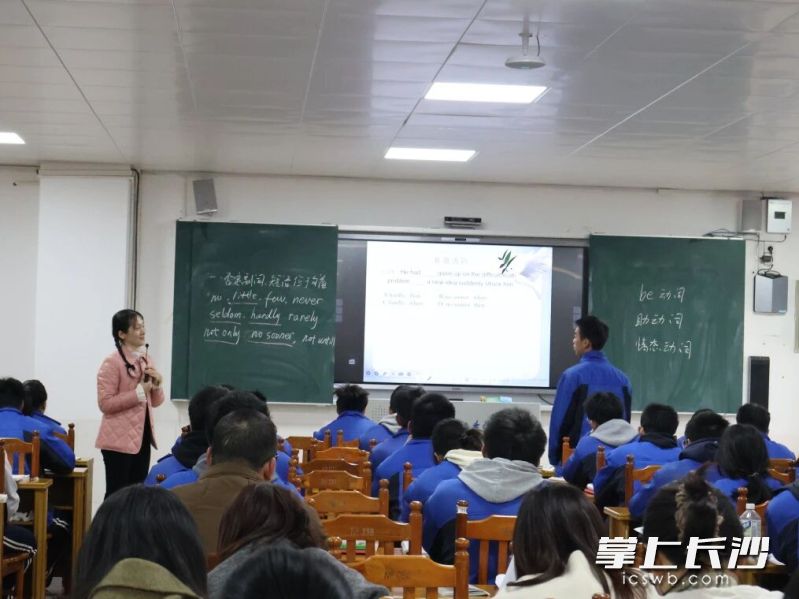 本次“大考”同步配套开展5节教研组长示范课，让“考生”在“应考”之余，近距离学习骨干教师的教学精髓。