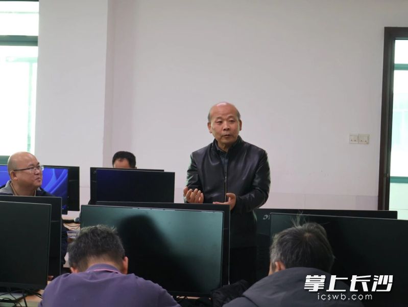 每堂“考试课”“示范课”结束后，评课研讨环节随即展开，这也是本次新教师“期末大考”的重要“阅卷”环节。