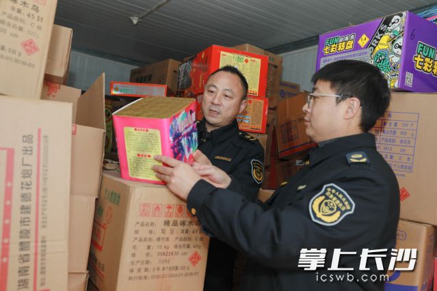 执法人员仔细检查产品品类。 执法人员仔细检查产品品类。