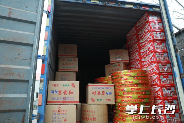 货车车厢内存放了烟花爆竹。 货车车厢内存放了烟花爆竹。