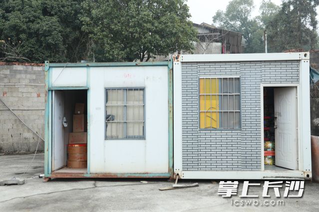 停车坪内临时搭建的仓库。 停车坪内临时搭建的仓库。