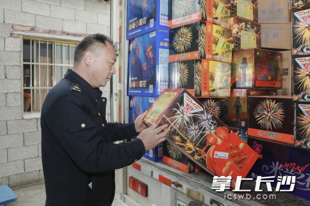 27日,开福区应急管理局联合沙坪街道开展烟花爆竹“全链条”大排查大整治“百日行动”。 均为长沙晚报全媒体记者舒元臻、通讯员李文摄 27日,开福区应急管理局联合沙坪街道开展烟花爆竹“全链条”大排查大整治“百日行动”。 均为长沙晚报全媒体记者舒元臻、通讯员李文摄