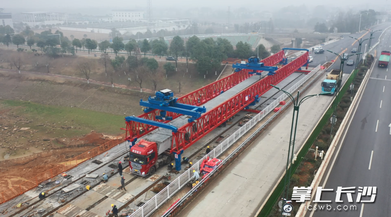 项目在原有旧桥基础上进行升级改造，拓宽两个车道。