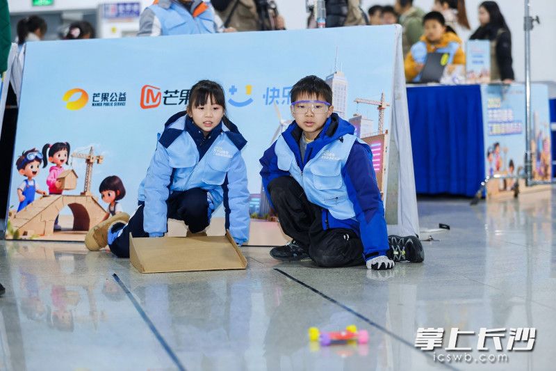 活动展现了当代青少年面向未来的无限创造潜能。 活动展现了当代青少年面向未来的无限创造潜能。