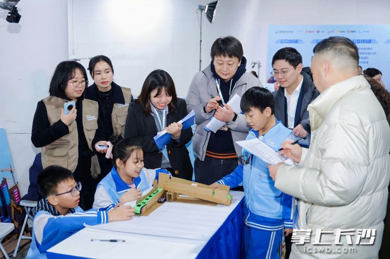 评审团从多个维度进行综合评定。 评审团从多个维度进行综合评定。