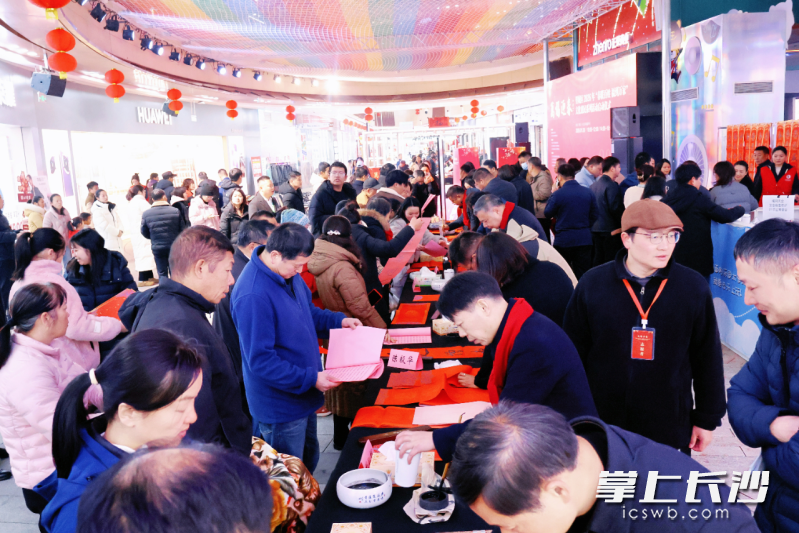 活动现场人流如织。 欧阳询书画院供图