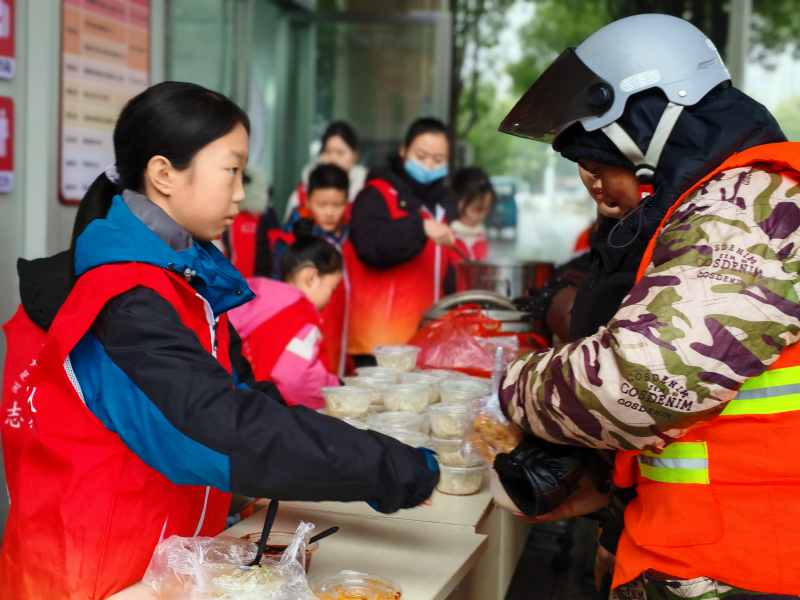 城东社区关工委举办“榴香暖腊八 驿站传温情”腊八节主题系列活动。通讯员供图