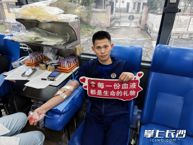 消防员正在献血。 长沙晚报通讯员 唐之享 摄