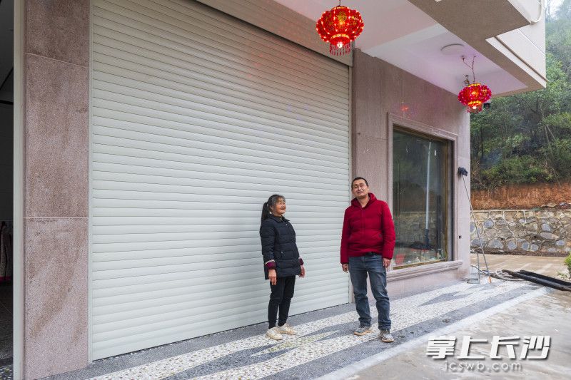 陈林交为了增添年味，给家门口挂上了灯笼。